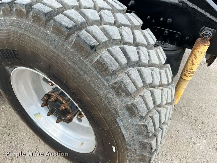 image for item DQ2130 2000 International 9100i  semi truck