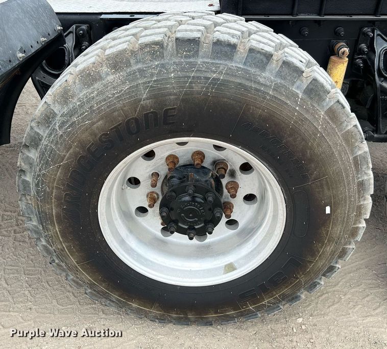 image for item DQ2130 2000 International 9100i  semi truck