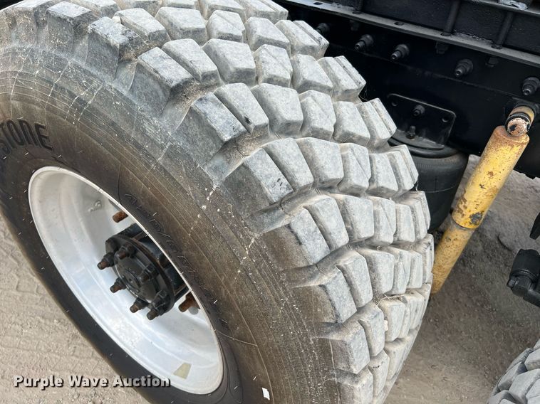 image for item DQ2130 2000 International 9100i  semi truck