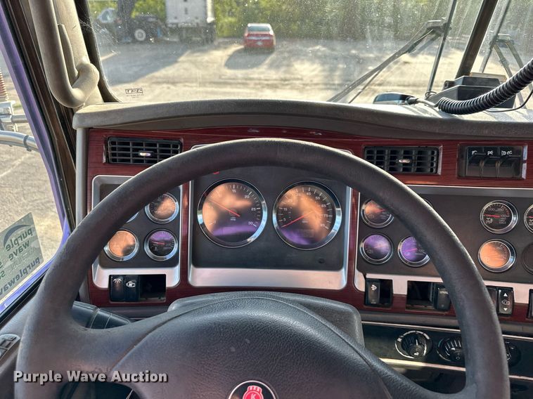 image for item DS2056 2008 Kenworth T800  dump truck