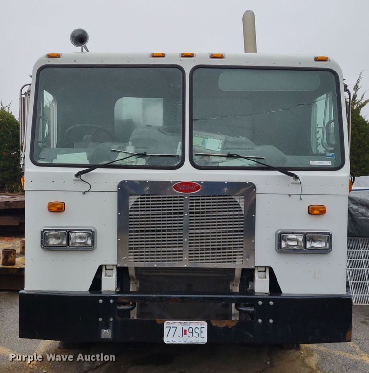 image for item JK9106 2011 Peterbilt 320  refuse truck