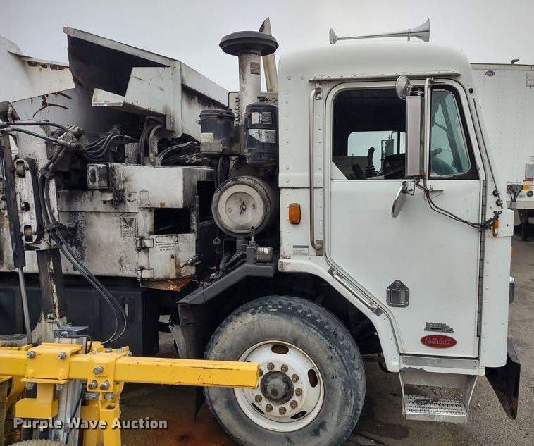 image for item JK9106 2011 Peterbilt 320  refuse truck