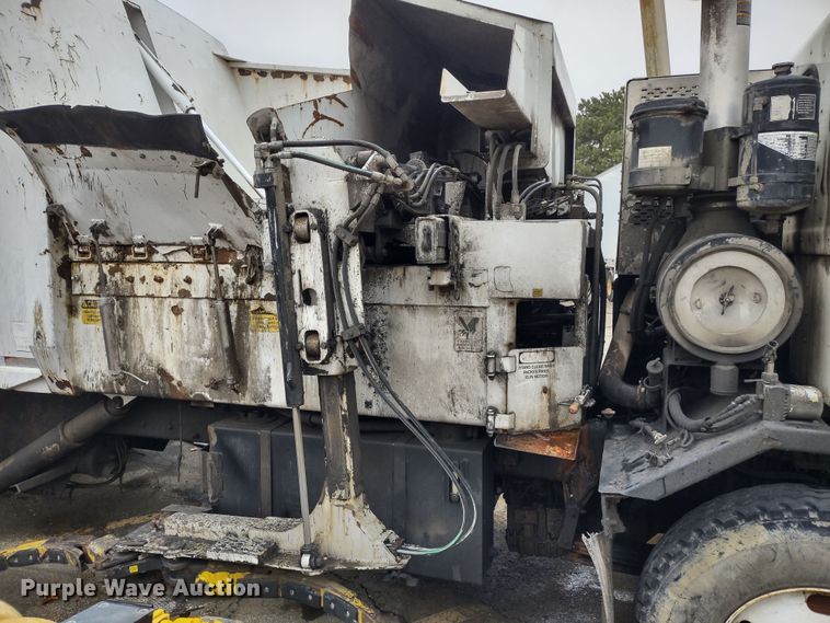 image for item JK9106 2011 Peterbilt 320  refuse truck