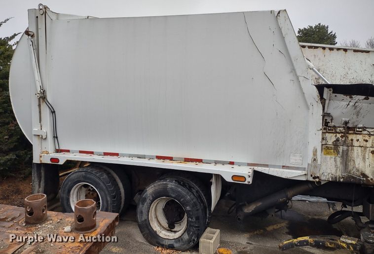 image for item JK9106 2011 Peterbilt 320  refuse truck