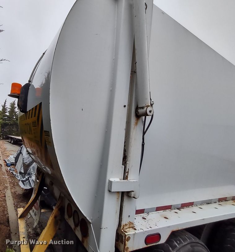 image for item JK9106 2011 Peterbilt 320  refuse truck