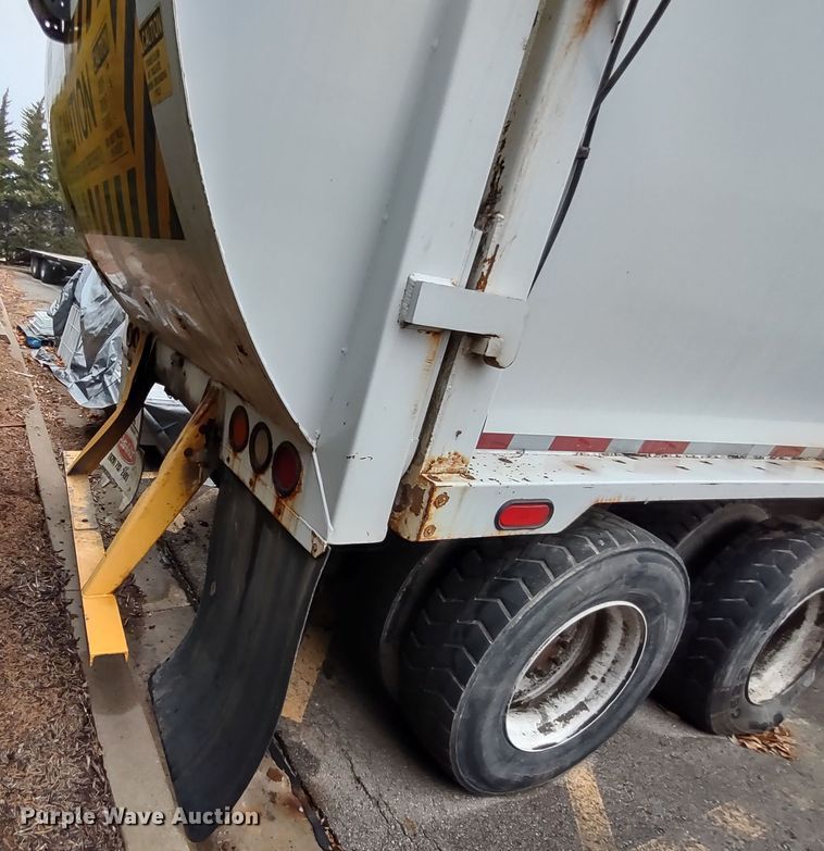 image for item JK9106 2011 Peterbilt 320  refuse truck