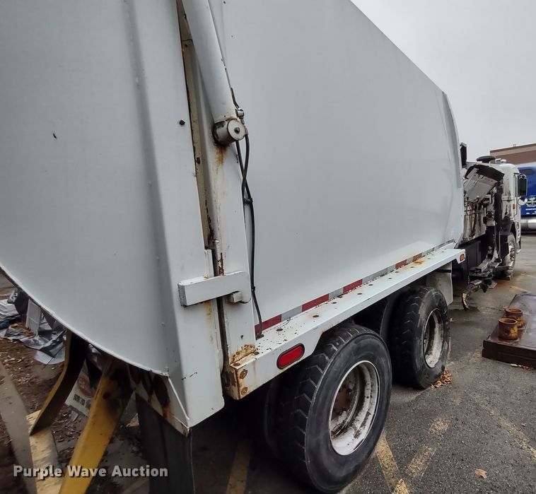 image for item JK9106 2011 Peterbilt 320  refuse truck