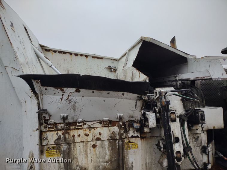 image for item JK9106 2011 Peterbilt 320  refuse truck