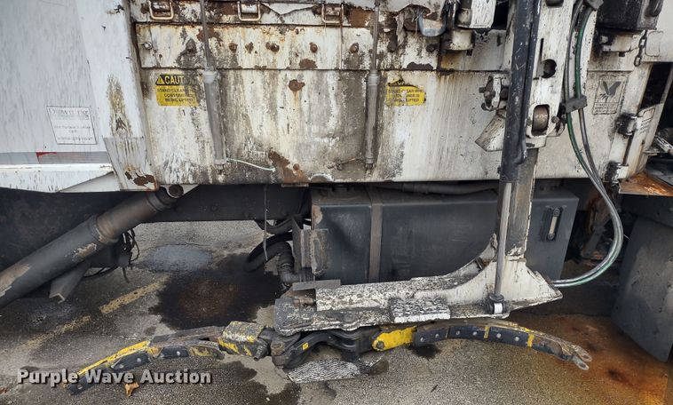 image for item JK9106 2011 Peterbilt 320  refuse truck