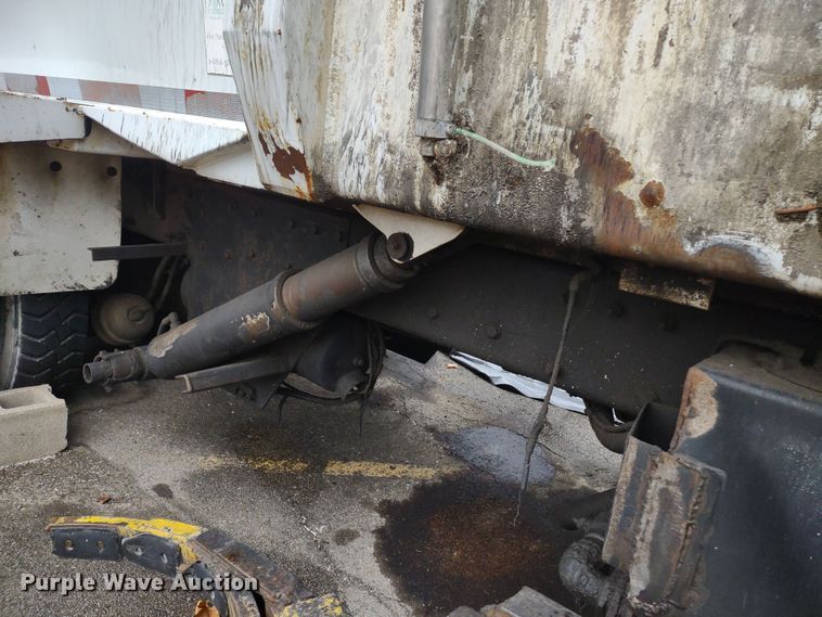 image for item JK9106 2011 Peterbilt 320  refuse truck