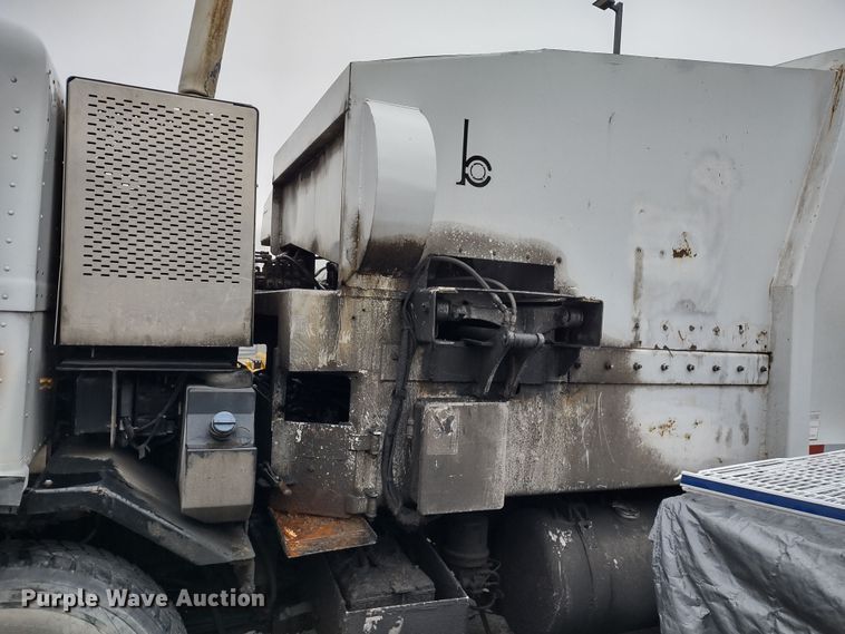 image for item JK9106 2011 Peterbilt 320  refuse truck