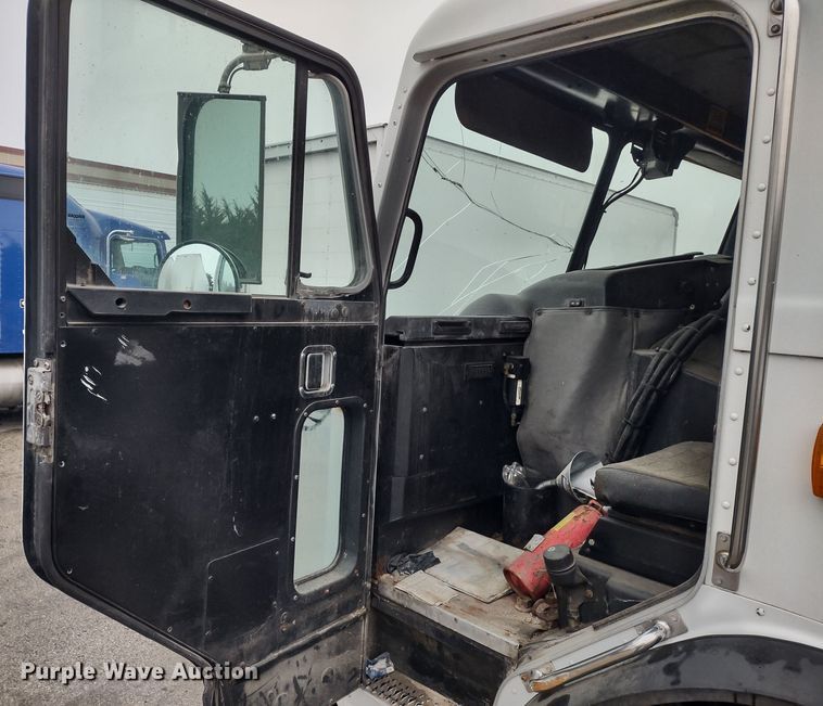 image for item JK9106 2011 Peterbilt 320  refuse truck