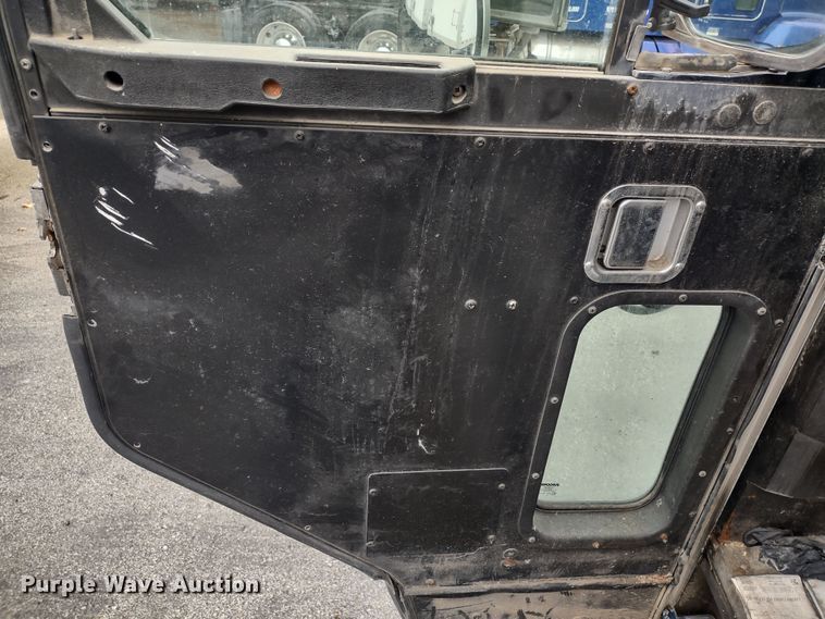 image for item JK9106 2011 Peterbilt 320  refuse truck