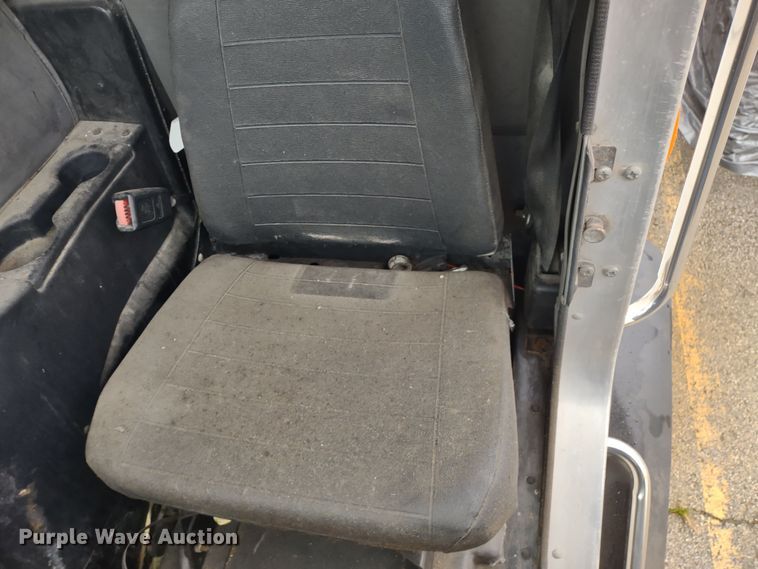 image for item JK9106 2011 Peterbilt 320  refuse truck