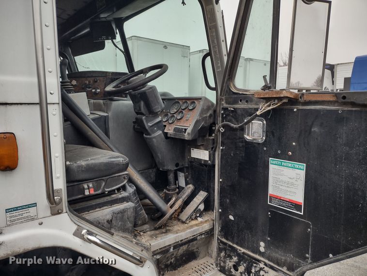 image for item JK9106 2011 Peterbilt 320  refuse truck