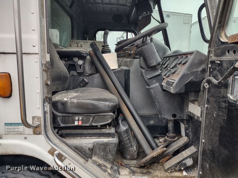 image for item JK9106 2011 Peterbilt 320  refuse truck