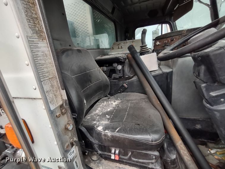 image for item JK9106 2011 Peterbilt 320  refuse truck