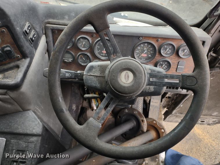 image for item JK9106 2011 Peterbilt 320  refuse truck