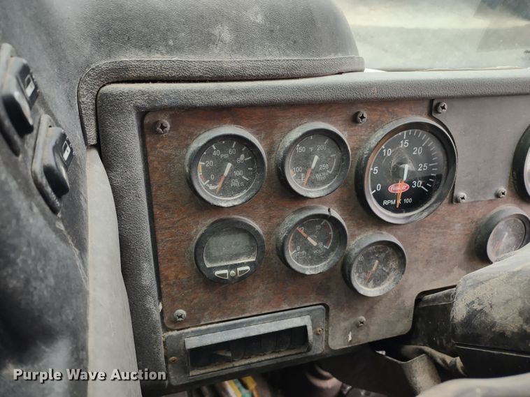 image for item JK9106 2011 Peterbilt 320  refuse truck