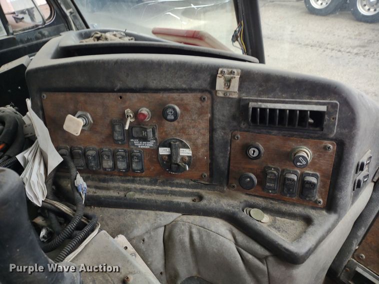 image for item JK9106 2011 Peterbilt 320  refuse truck