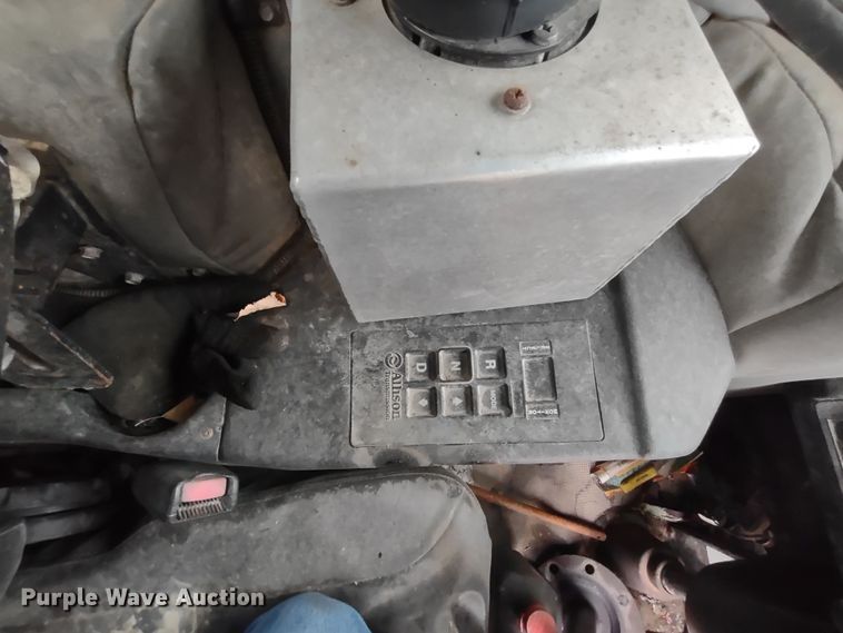 image for item JK9106 2011 Peterbilt 320  refuse truck