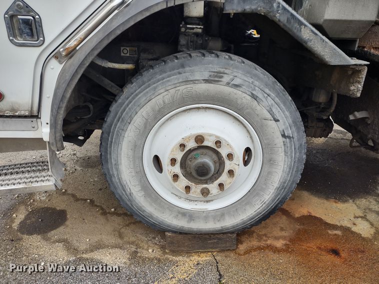 image for item JK9106 2011 Peterbilt 320  refuse truck