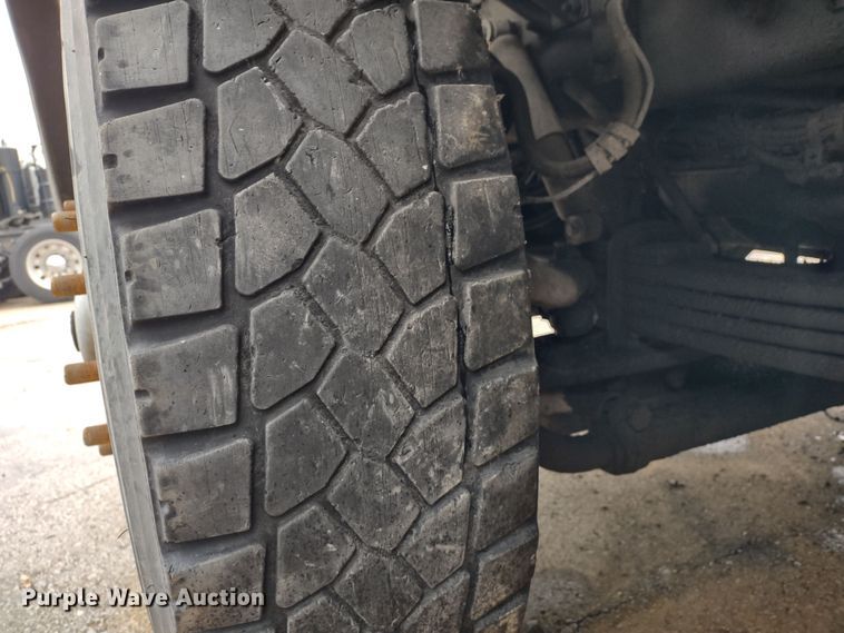 image for item JK9106 2011 Peterbilt 320  refuse truck