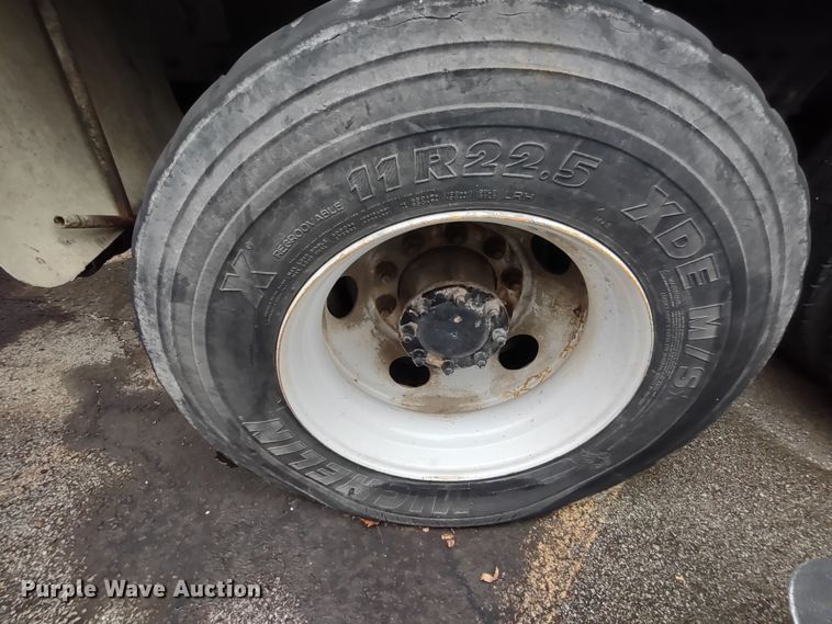 image for item JK9106 2011 Peterbilt 320  refuse truck