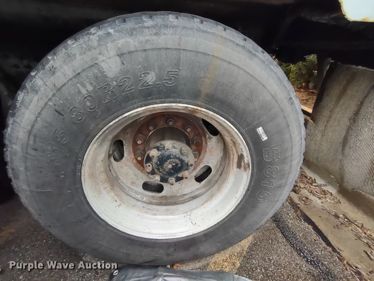 image for item JK9106 2011 Peterbilt 320  refuse truck