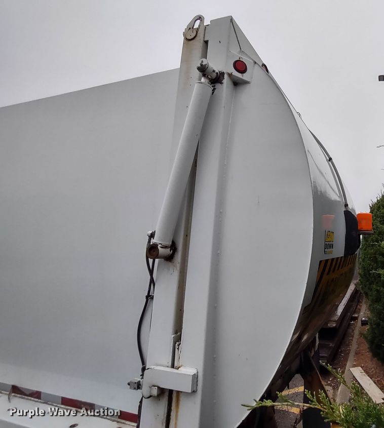 image for item JK9106 2011 Peterbilt 320  refuse truck