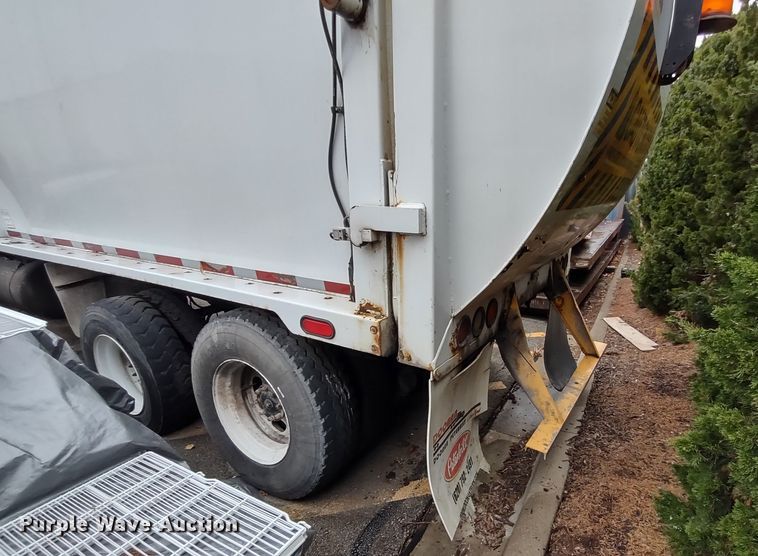 image for item JK9106 2011 Peterbilt 320  refuse truck