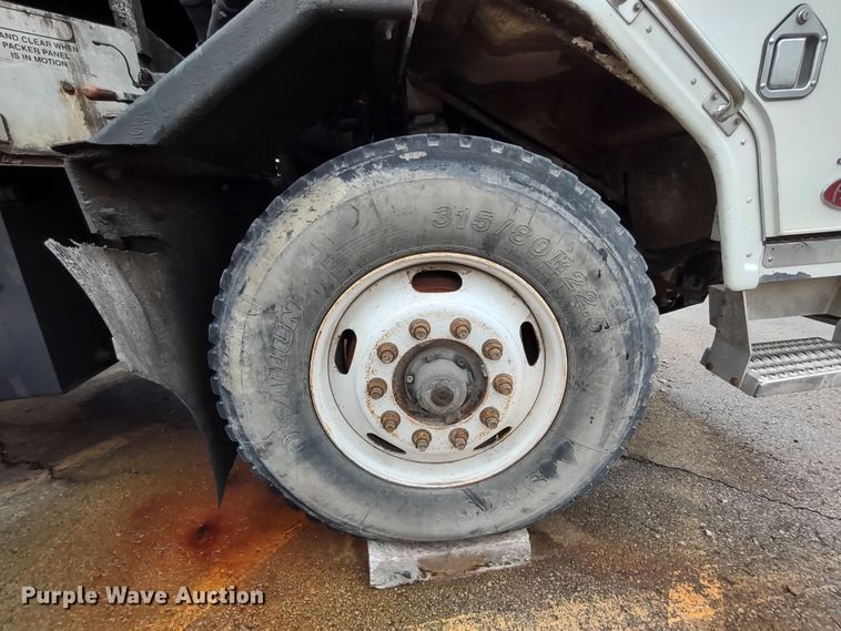 image for item JK9106 2011 Peterbilt 320  refuse truck