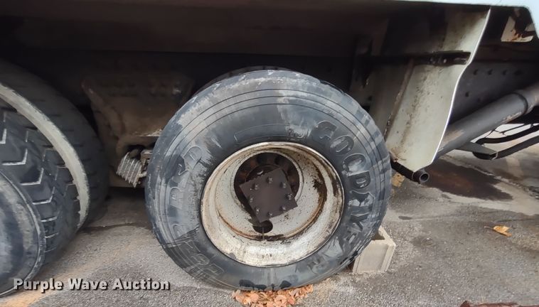 image for item JK9106 2011 Peterbilt 320  refuse truck