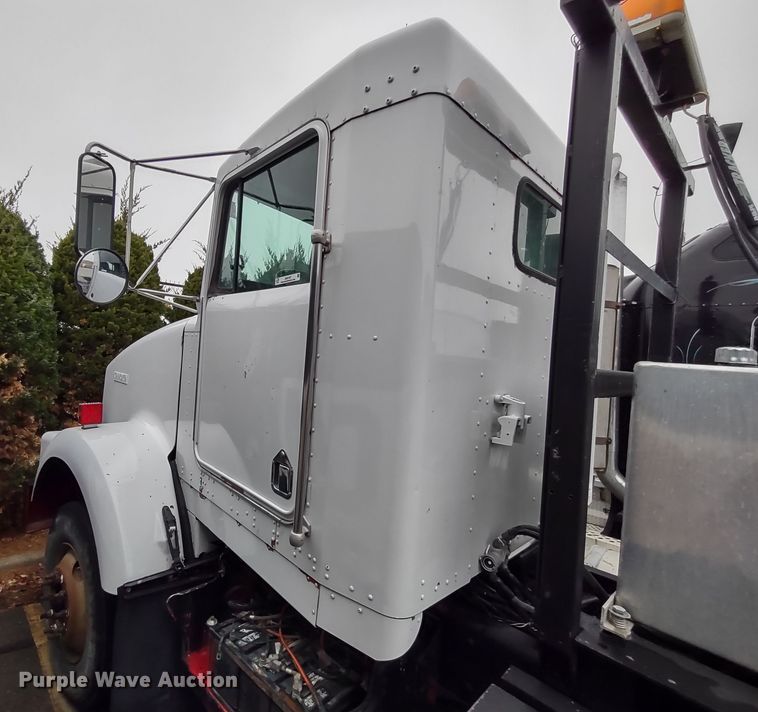 image for item JK9107 1999 Kenworth T800  semi truck