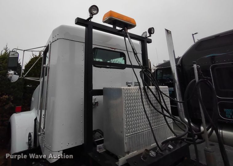 image for item JK9107 1999 Kenworth T800  semi truck