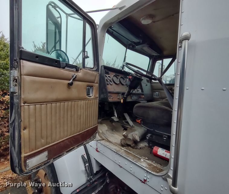 image for item JK9107 1999 Kenworth T800  semi truck