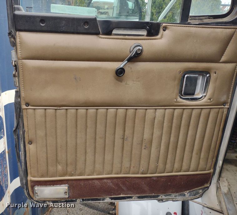 image for item JK9107 1999 Kenworth T800  semi truck