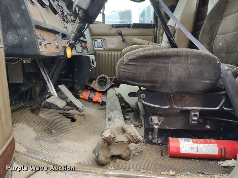 image for item JK9107 1999 Kenworth T800  semi truck