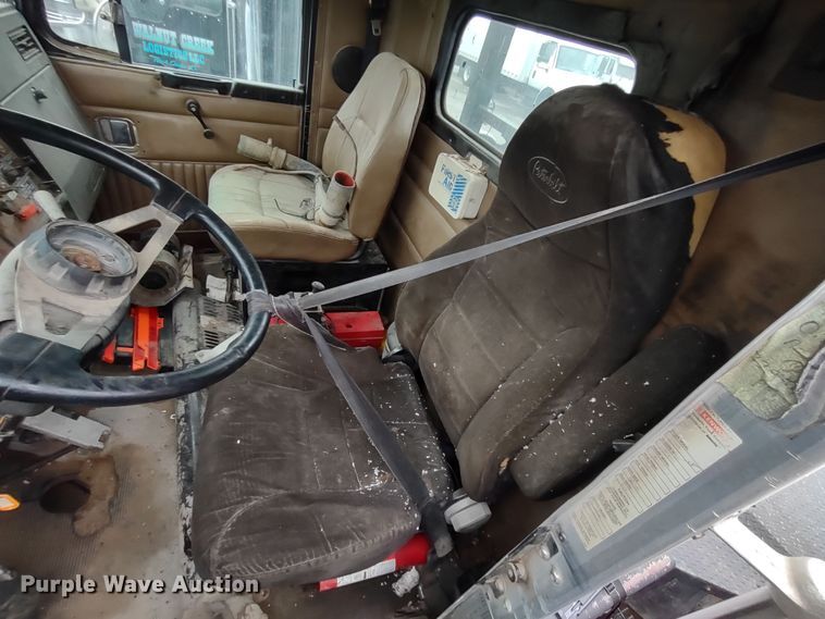 image for item JK9107 1999 Kenworth T800  semi truck