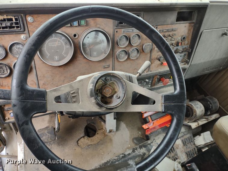 image for item JK9107 1999 Kenworth T800  semi truck