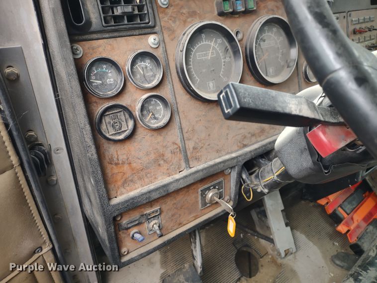image for item JK9107 1999 Kenworth T800  semi truck