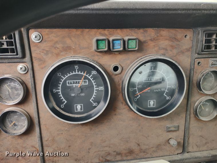 image for item JK9107 1999 Kenworth T800  semi truck