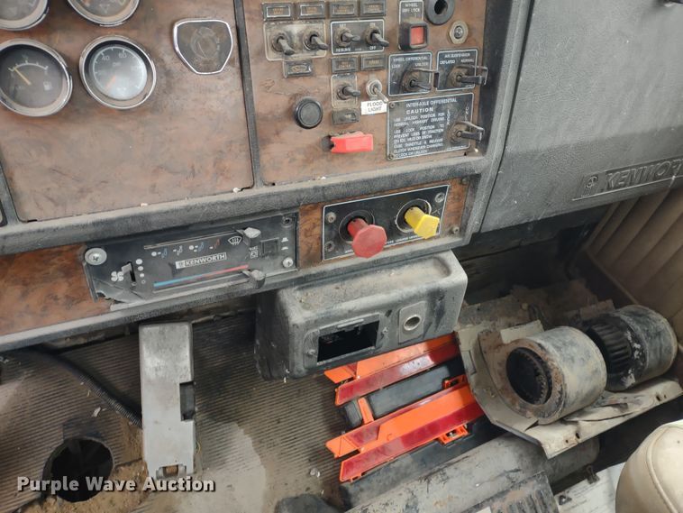 image for item JK9107 1999 Kenworth T800  semi truck