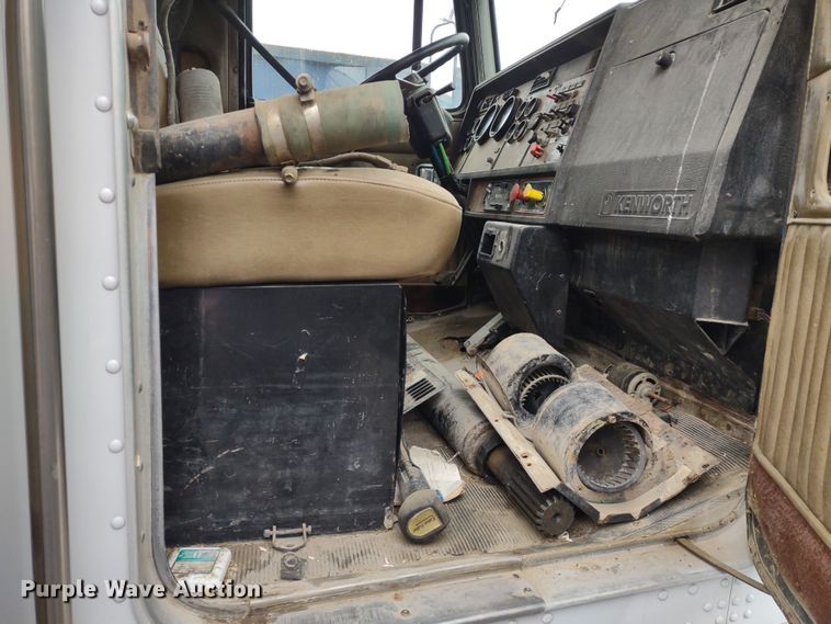 image for item JK9107 1999 Kenworth T800  semi truck