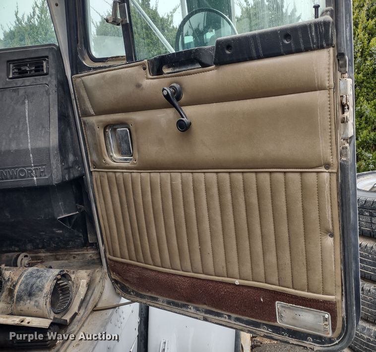 image for item JK9107 1999 Kenworth T800  semi truck