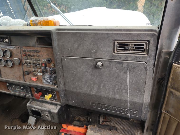 image for item JK9107 1999 Kenworth T800  semi truck