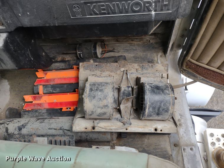 image for item JK9107 1999 Kenworth T800  semi truck