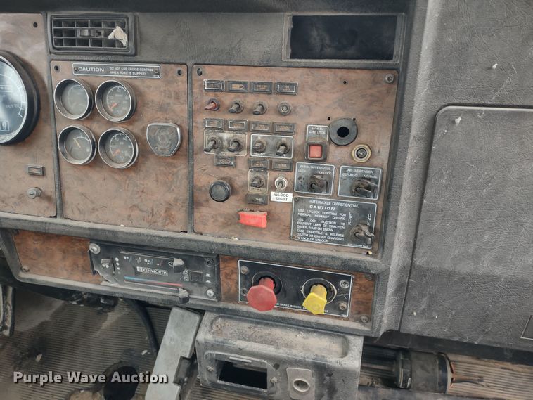 image for item JK9107 1999 Kenworth T800  semi truck