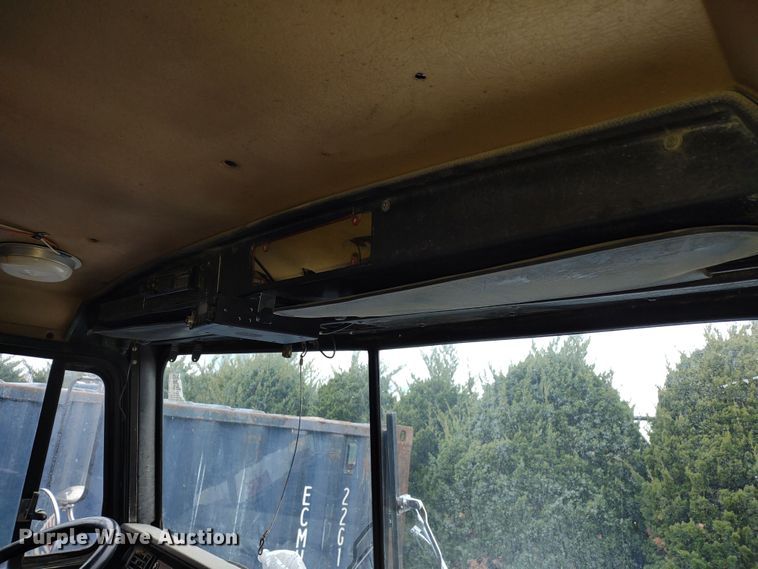 image for item JK9107 1999 Kenworth T800  semi truck