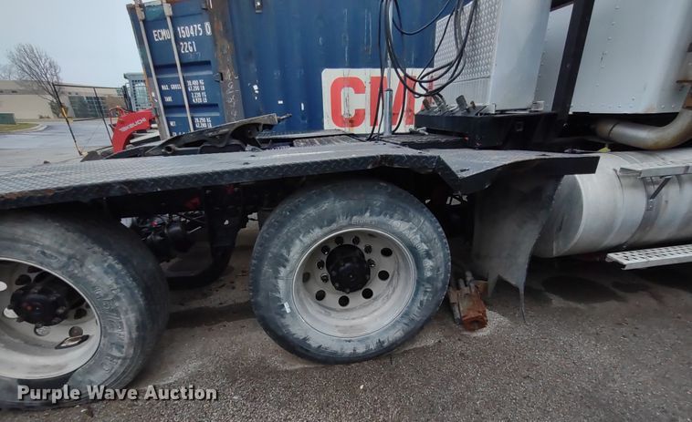 image for item JK9107 1999 Kenworth T800  semi truck